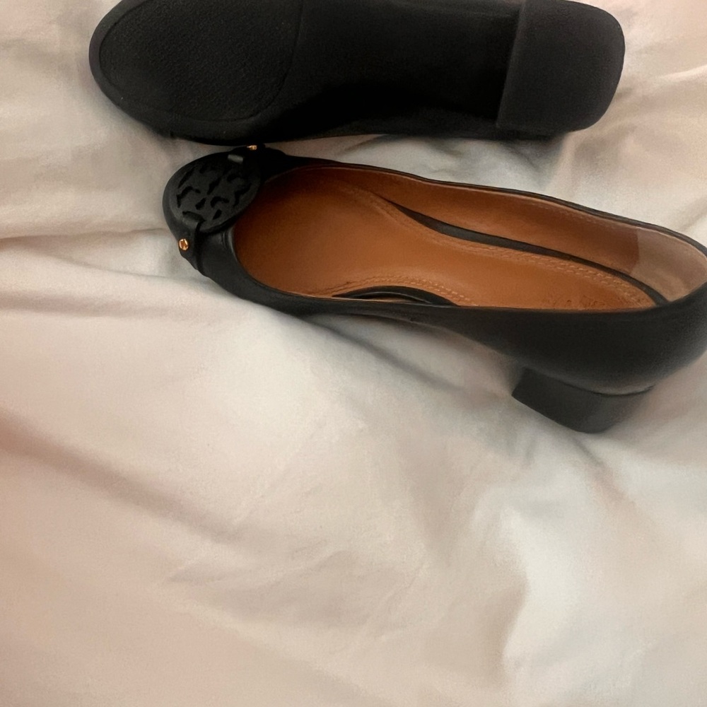 Tory Burch Perfect Black Gabriel Pumps Like New Size 8.5!! - Picture 2 of 5